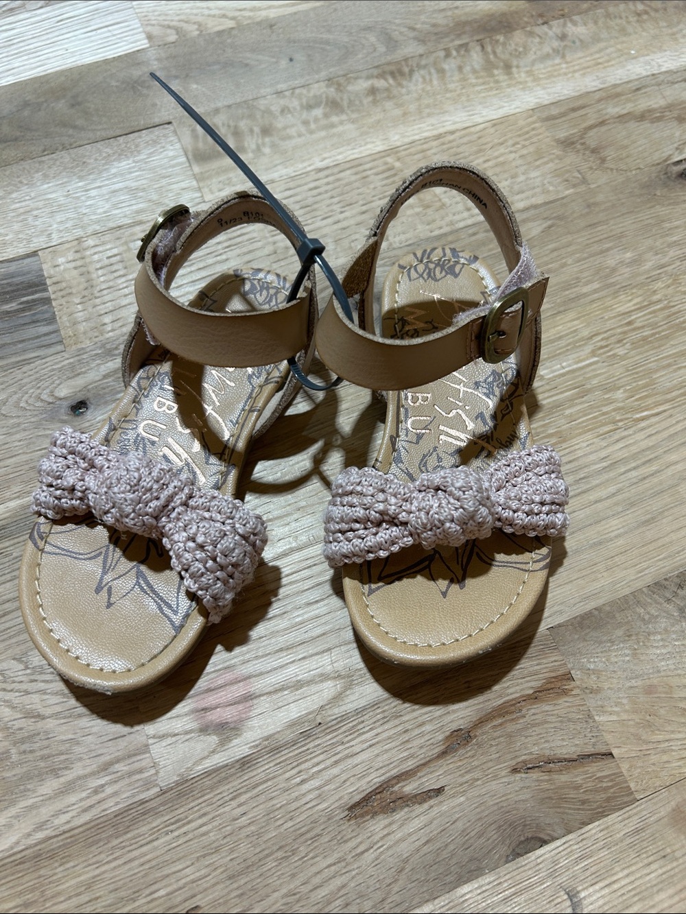 Little Girls Tan Sandals with Light Pink Knotted Front
